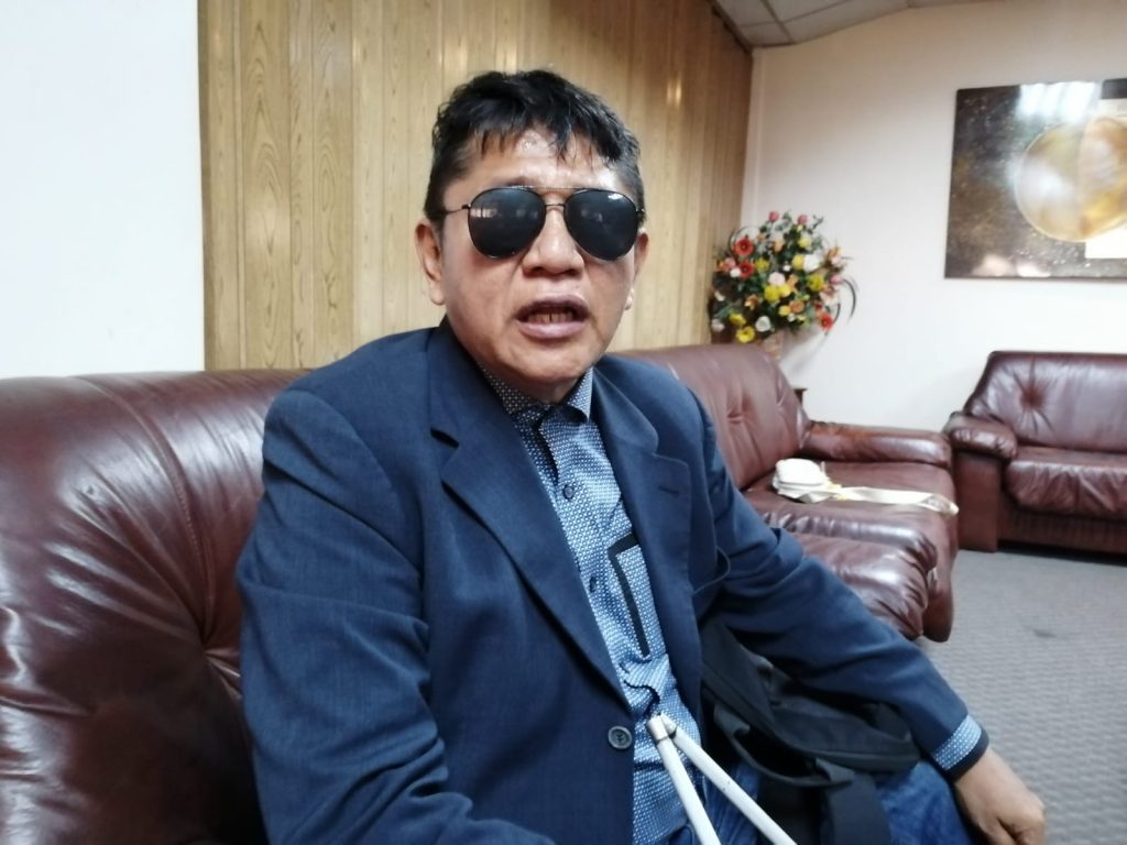 César Quishpe, secretario general del Sindicato Nacional de Trabajadores del Instituto Ecuatoriano de Seguridad Social (SINAT IESS), defendió a Digna Raza, funcionaria que increpó a Risa Argudo. /EL MERCURIO