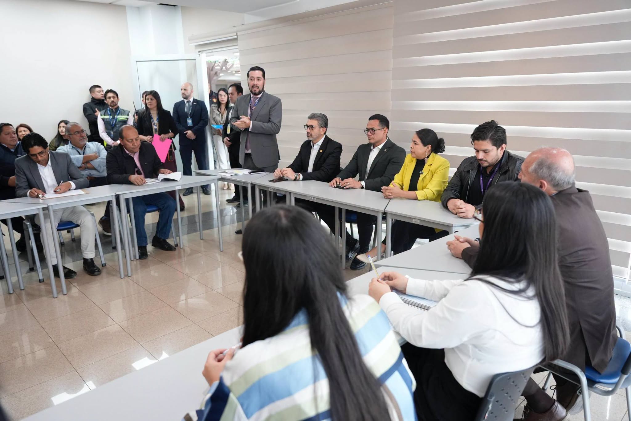 La alcaldesa Marisol Peñaloza recorrió el aeropuerto de Cuenca con el find e revisar detalles técnicos para la posible nueva conexión con Chiclayo. /Cortesía