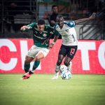 Vitor Roque disputa balón con Janner Corozo. Foto: Liga de Quito