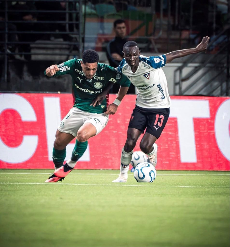 Vitor Roque disputa balón con Janner Corozo. Foto: Liga de Quito