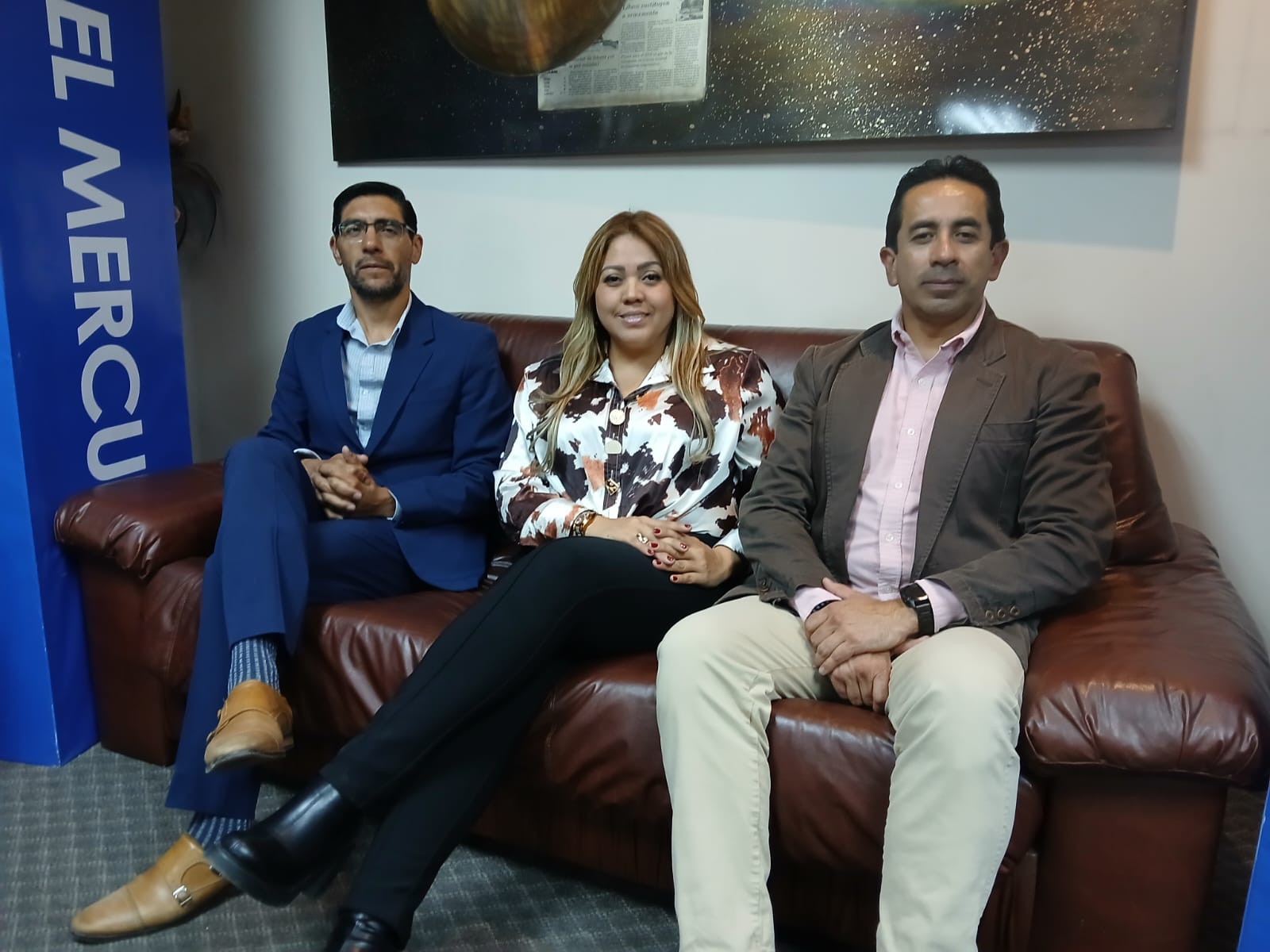 Xavier Merchán, gerente de Diario El Mercurio, Gabriela Velásquez, directora ejecutiva de la Cámara de Industria Gráfica del Guayas, y, Santiago Castillo, expresidente y actual miembro del directorio de la Asociación de Empresarios Gráficos del Azuay, dialogan sobre el XX Congreso de la Industria Gráfica Ecuatoriana que se desarrollará en Cuenca. /EL MERCURIO