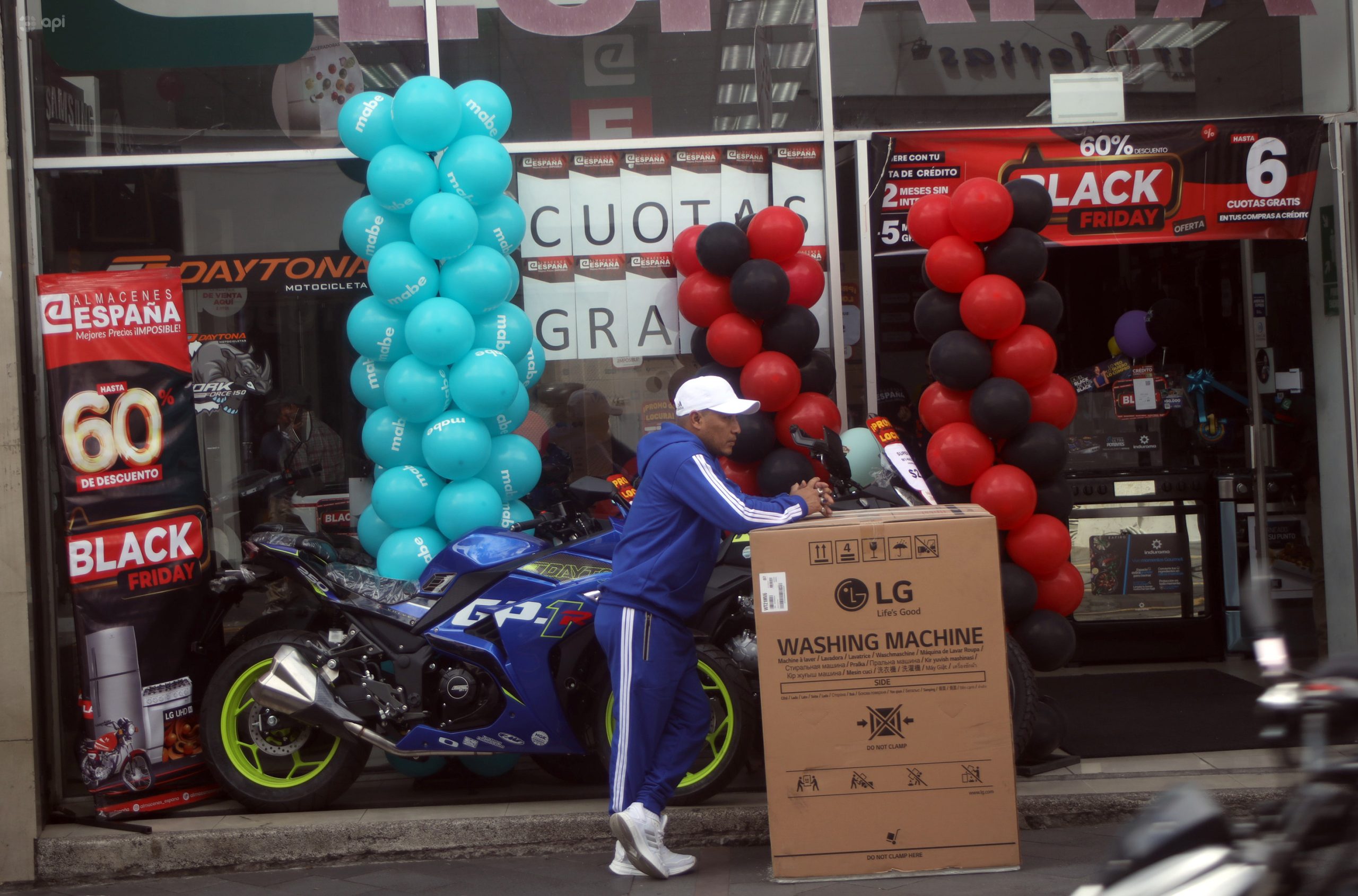 En Cuenca, docenas de comercios suelen ofrecer descuentos por el Viernes Negro. Foto: API