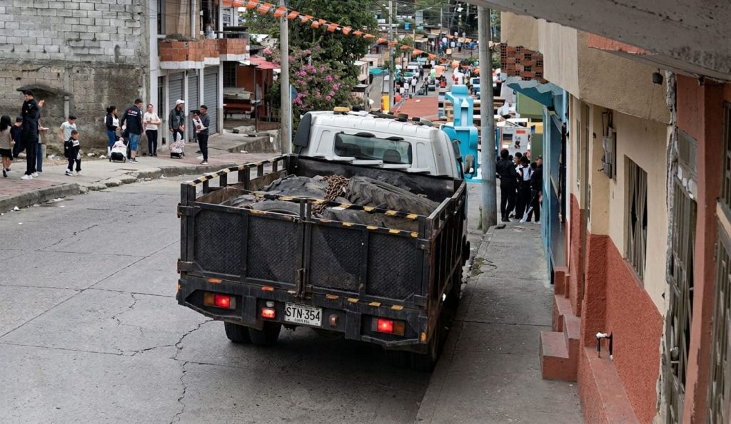 Un camión que al parecer perdió los frenos se estrelló contra un poste de alumbrado público en Gualaceo.