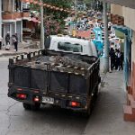 Un camión que al parecer perdió los frenos se estrelló contra un poste de alumbrado público en Gualaceo.