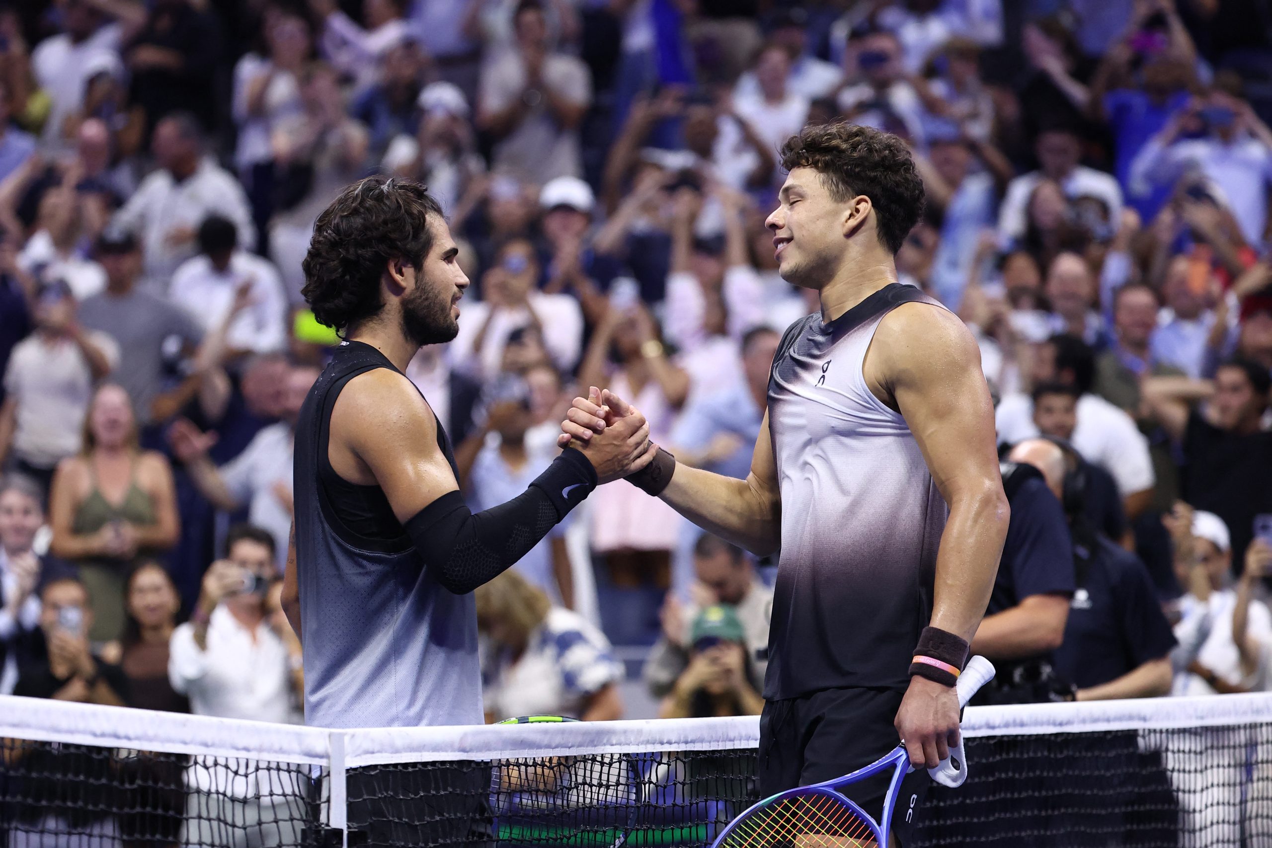 Carlos Alcaraz y Ben Shelton se dan la mano al finalizar partido. Foto: AFP