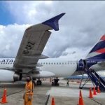 Al parecer por causas naturales una mujer murió en un avión en el aeropuerto de Cuenca.
