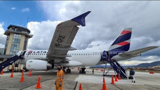Al parecer por causas naturales una mujer murió en un avión en el aeropuerto de Cuenca.