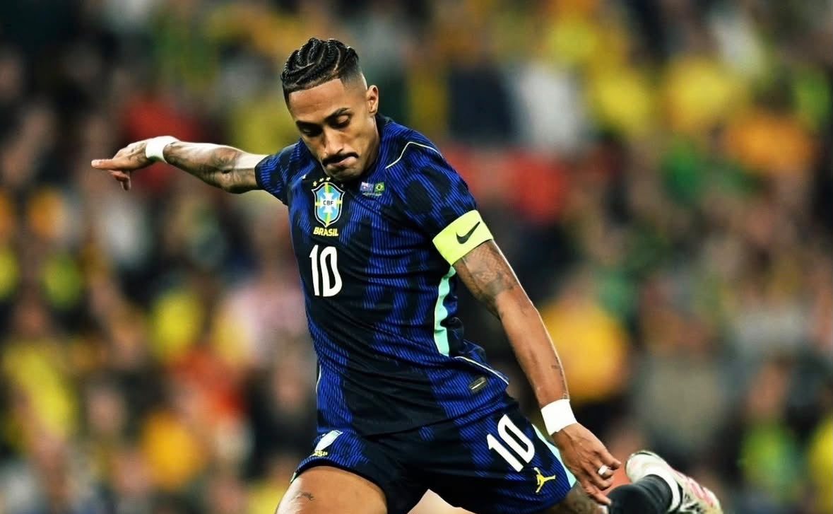 Raphinha patea el penal de Brasil. Foto: Brasil