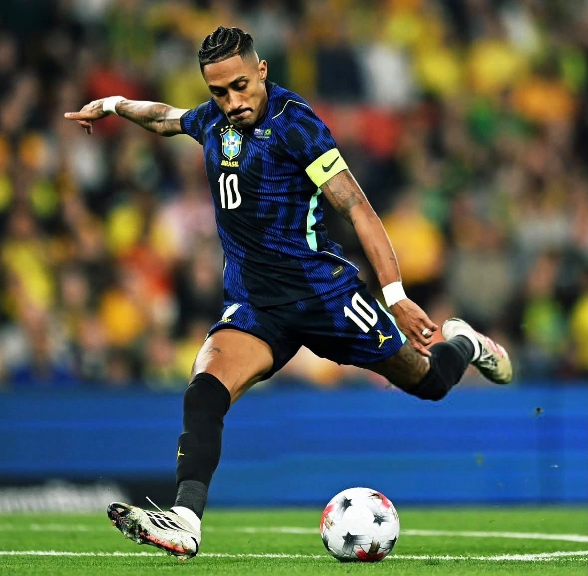 Raphinha patea el penal de Brasil. Foto: Brasil