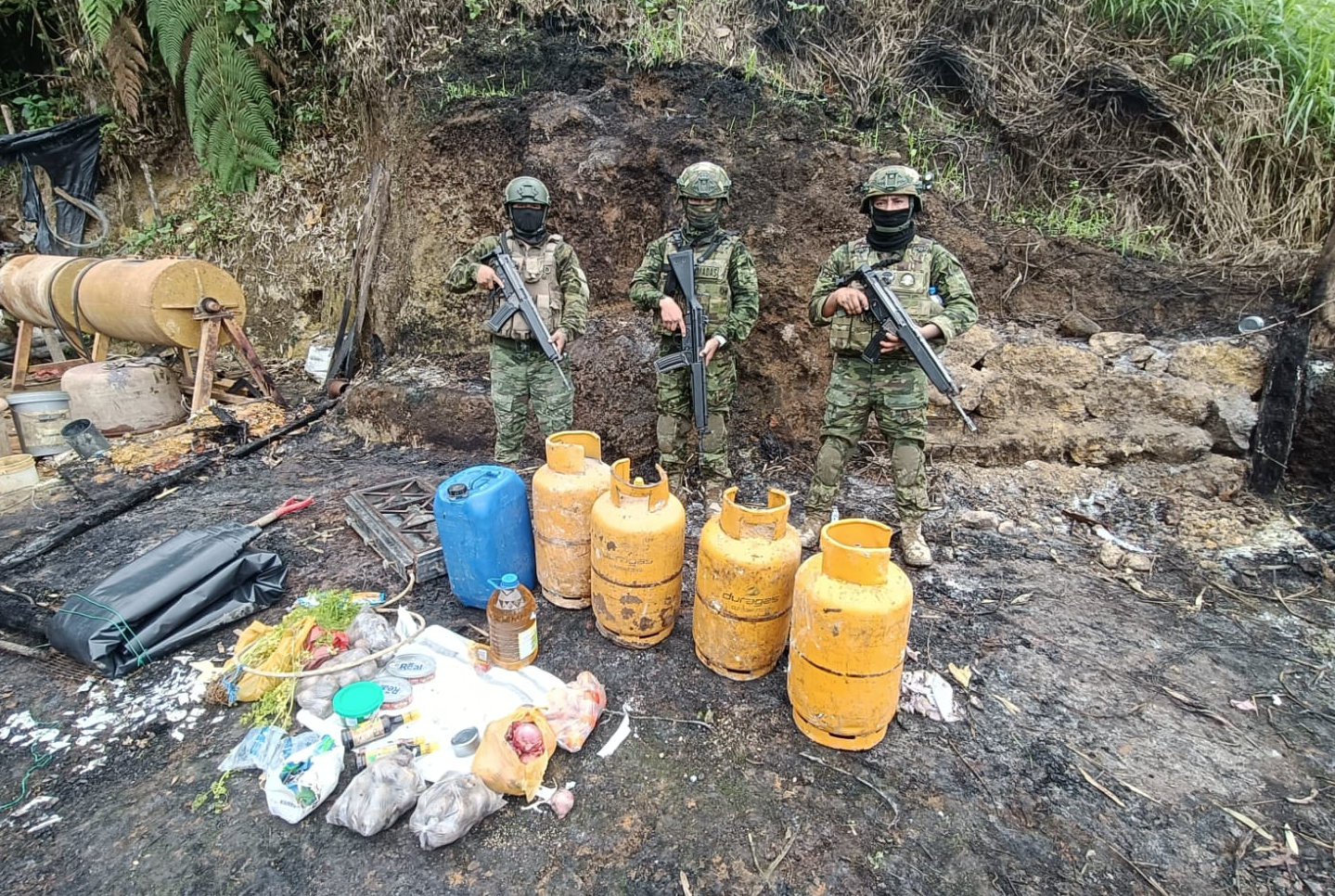 Personal militar ejecutó una operación contra la minería ilegal en el cantón Pucará. /Cortesía