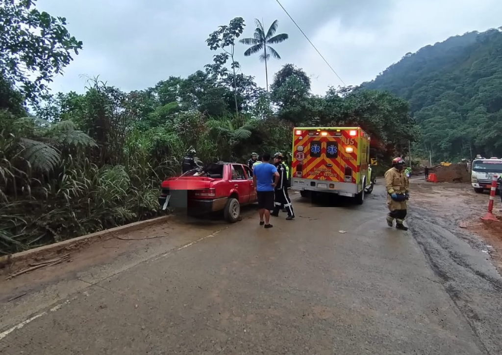 Así terminó el vehículo tras volcar en la vía Cuenca – Molleturo – El Empalme y que dejó una persona fallecida. /Cortesía