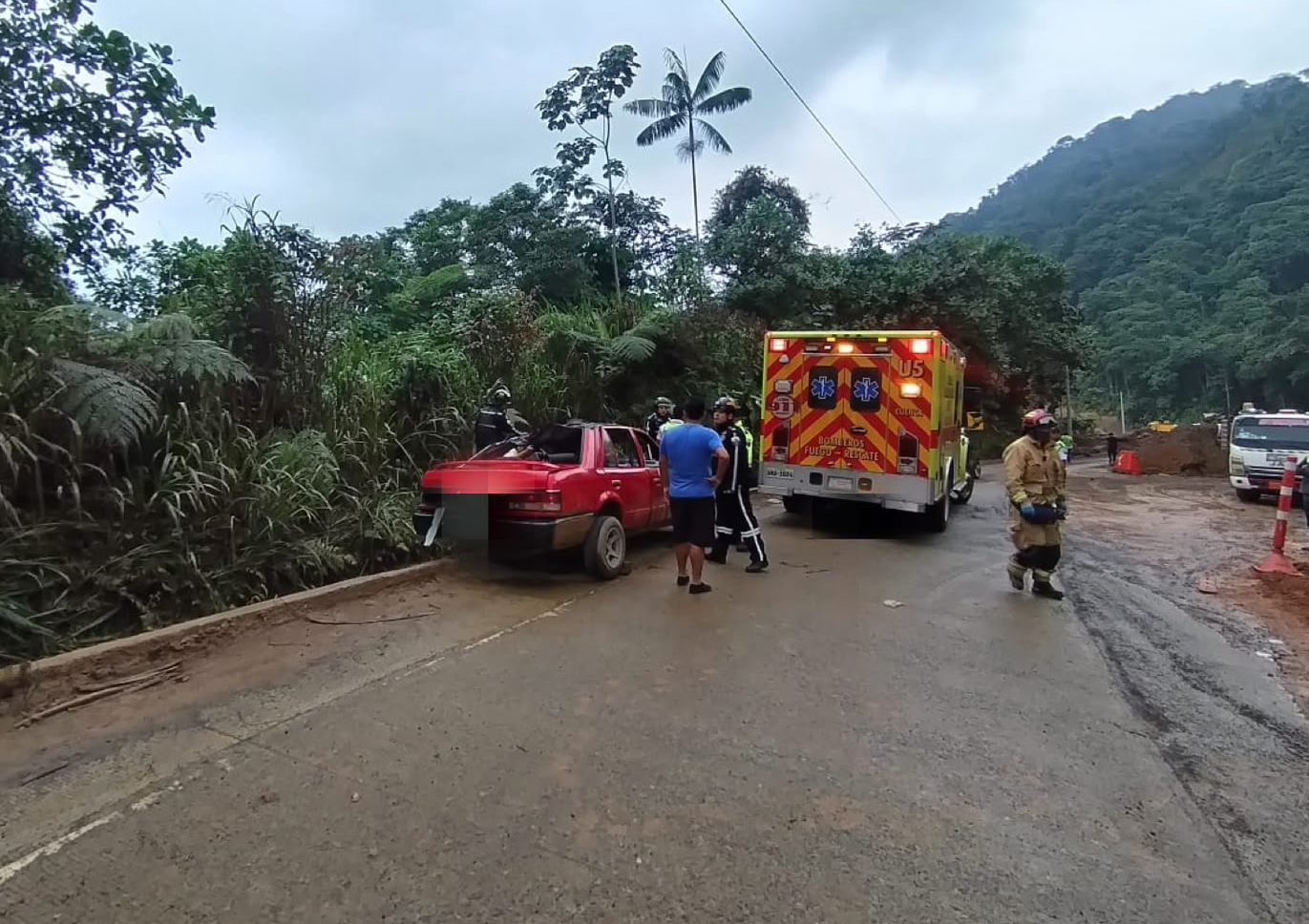 Así terminó el vehículo tras volcar en la vía Cuenca – Molleturo – El Empalme y que dejó una persona fallecida. /Cortesía