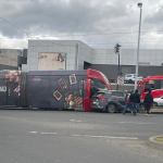 Un grave accidente entre una unidad del tranvía y un vehículo particular dejó daños materiales, este lunes, 7 de septiembre de 2026. /Cortesía