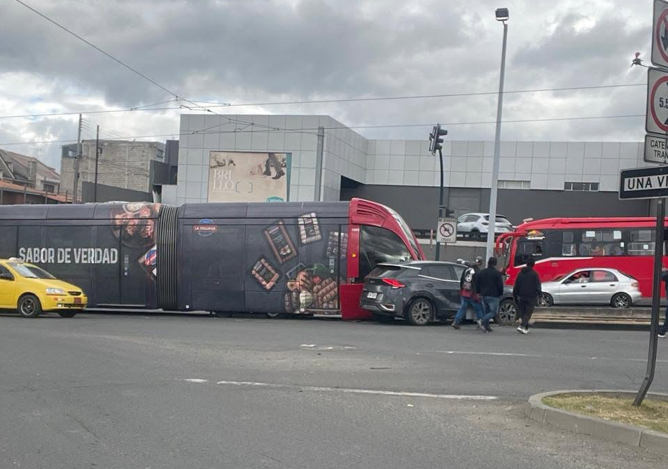 Un grave accidente entre una unidad del tranvía y un vehículo particular dejó daños materiales, este lunes, 7 de septiembre de 2026. /Cortesía
