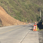 El kilómetro 67 de la vía Cuenca – Molleturo – El Empalme se habilitó en un solo carril debido a un deslizamiento. /Cortesía
