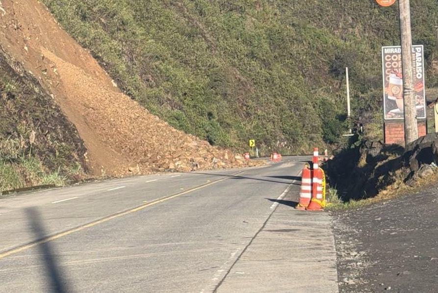 El kilómetro 67 de la vía Cuenca – Molleturo – El Empalme se habilitó en un solo carril debido a un deslizamiento. /Cortesía