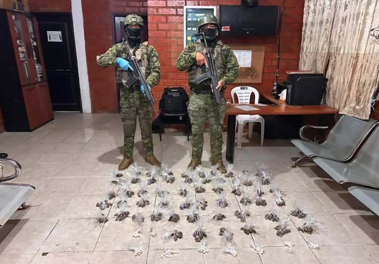 Militares decomisaron marihuana y cocaína en una vivienda de Ponce Enríquez. /Cortesía