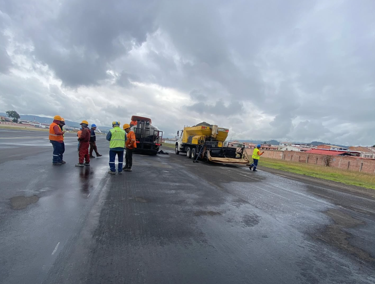 La pista del aeropuerto de Cuenca se extenderá en 300 metros luego de la ejecución de un estudio, según el director de la Corpac. /Archivo