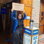 Cafetería ‘Ordinario’ ofrece café gratis a las personas que serán parte de la Marcha por el Agua en Cuenca. /Jorge Isaac Peña