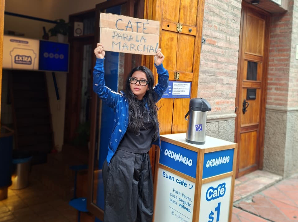 Cafetería ‘Ordinario’ ofrece café gratis a las personas que serán parte de la Marcha por el Agua en Cuenca. /Jorge Isaac Peña