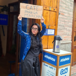 Cafetería ‘Ordinario’ ofrece café gratis a las personas que serán parte de la Marcha por el Agua en Cuenca. /Jorge Isaac Peña