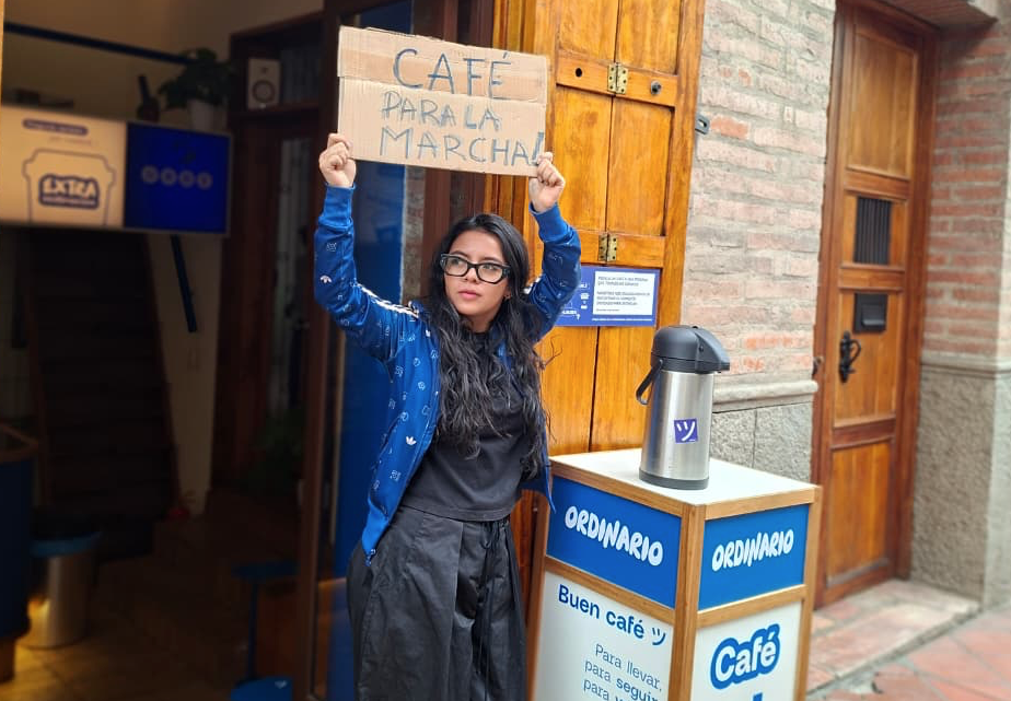 Cafetería ‘Ordinario’ ofrece café gratis a las personas que serán parte de la Marcha por el Agua en Cuenca. /Jorge Isaac Peña