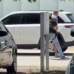 En un video difundido en redes sociales se puede observar a Xavier Jordán detenido por agentes de ICE. /Cortesía