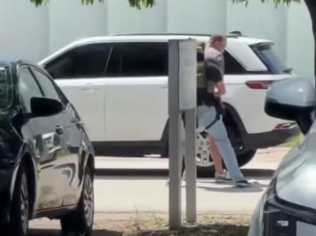 En un video difundido en redes sociales se puede observar a Xavier Jordán detenido por agentes de ICE. /Cortesía
