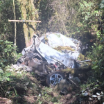 Así terminó el vehículo que se accidentó en la vía Cuenca – Molleturo – El Empalme. /Cortesía