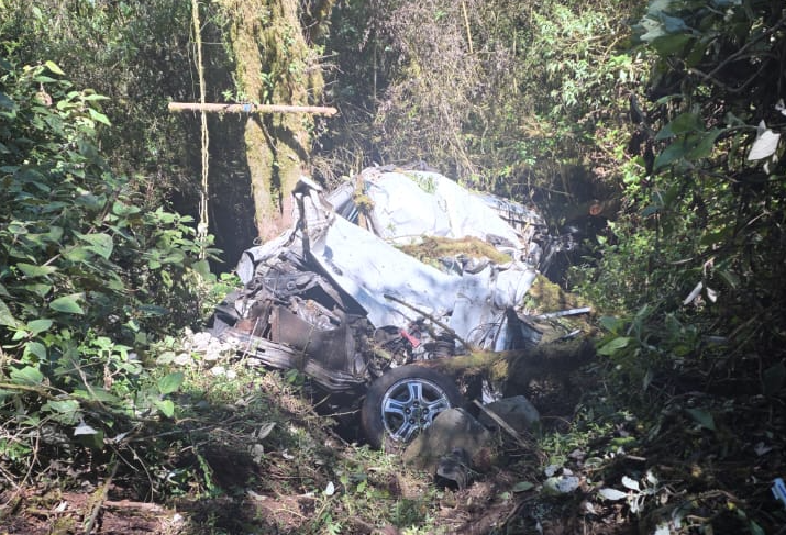 Así terminó el vehículo que se accidentó en la vía Cuenca – Molleturo – El Empalme. /Cortesía
