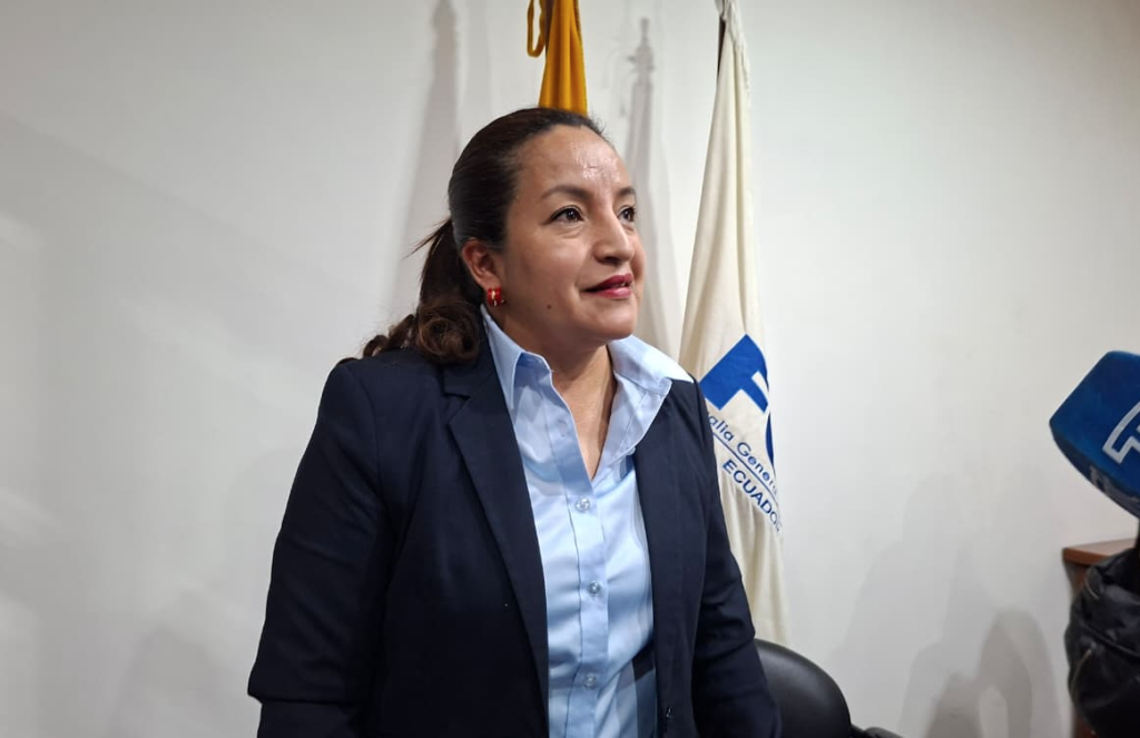 Ximena Rojas Castro, fiscal provincial de Azuay, dio declaraciones en su despacho en Cuenca. /EL MERCURIO