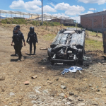 Conozca como un vehículo fue incinerado en la parroquia Baños. Este hecho dejó un ciudadano detenido. /EL MERCURIO