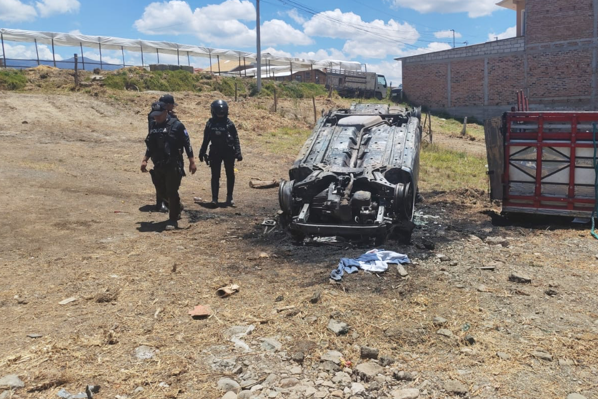 Conozca como un vehículo fue incinerado en la parroquia Baños. Este hecho dejó un ciudadano detenido. /EL MERCURIO