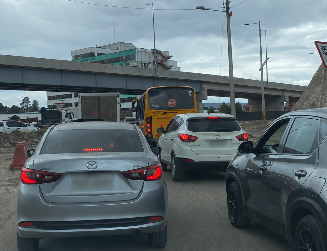 Largas filas reportaron conductores en el redondel del IESS. Foto: El Mercurio