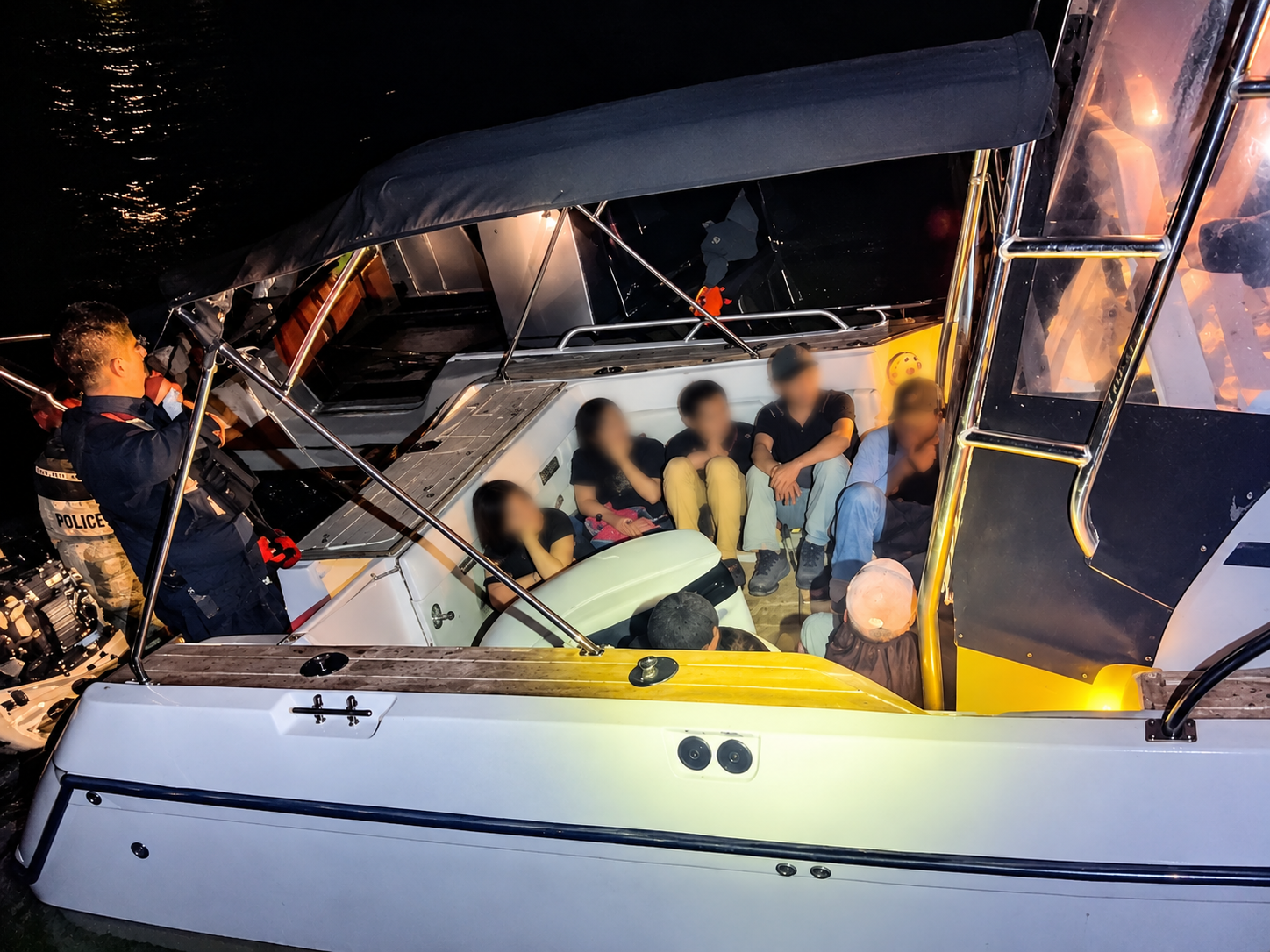 Un grupo de migrantes fue detenido en una embarcación en la costa de Florida.