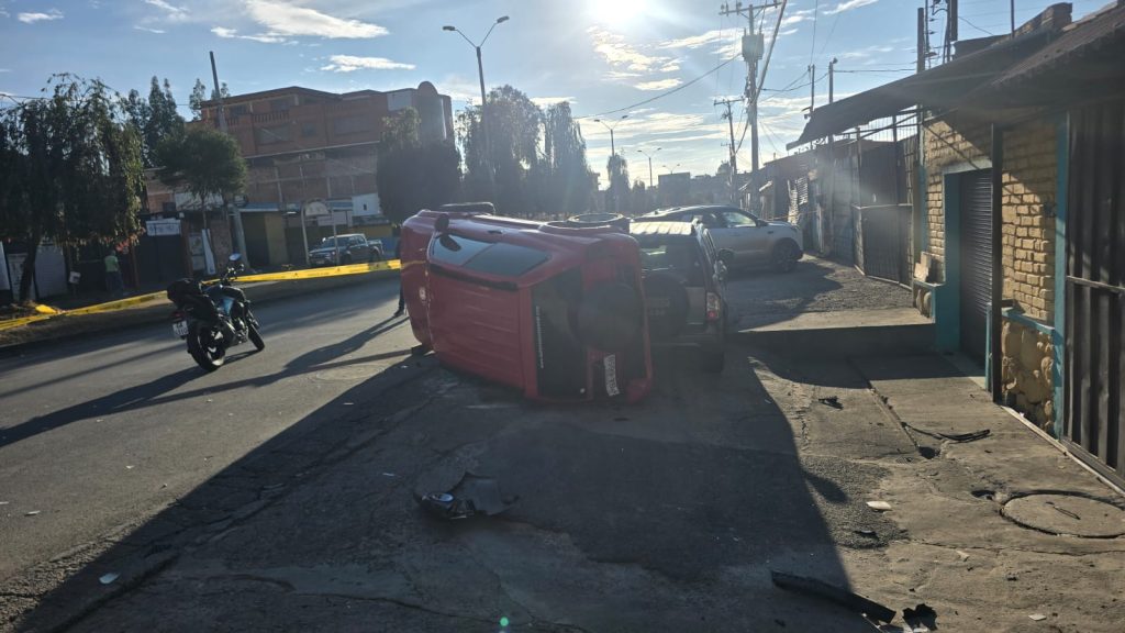 Un accidente se registró este 25 de septiembre en la avenida Enrique Arízaga Toral y Francisco Cisneros.
