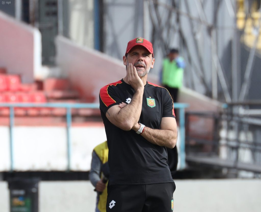 Andrés Yllana como DT de Deportivo Cuenca. Foto: API