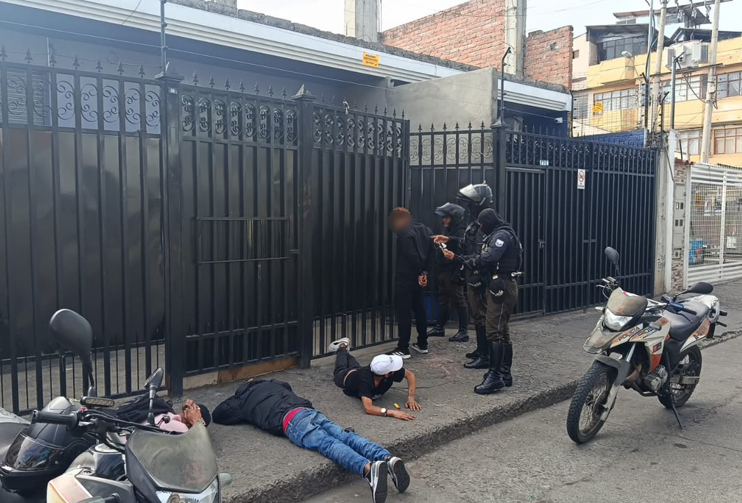 Dos sujetos están detenidos por el presunto delito de tráfico de drogas en Cuenca. Ambos fueron hallados en una casa en la que días atrás, se hallaron otras irregularidades en el sector del Barrial Blanco. /Cortesía