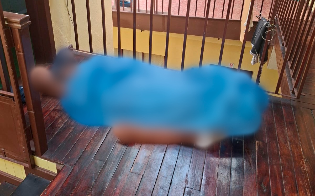 Un hombre fue hallado muerto en una casa en Cuenca. Se presume que sufrió una caída en la ducha.