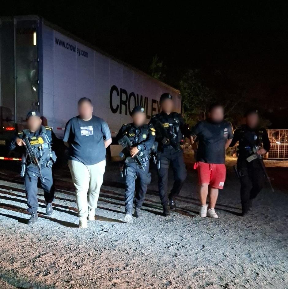 Dos detenidos y seis migrantes rescatados fue el resultado de un control en El Progreso, en Guatemala.