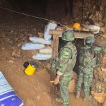 Personal militar decomisó material mineralizado en una mina ilegal del cantón Camilo Ponce Enríquez. /Cortesía