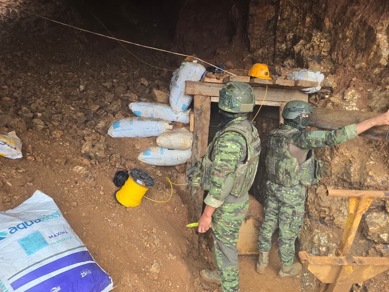 Personal militar decomisó material mineralizado en una mina ilegal del cantón Camilo Ponce Enríquez. /Cortesía
