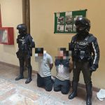 La Policía Nacional detuvo a dos personas por robo de un celular en Cuenca. Foto: X