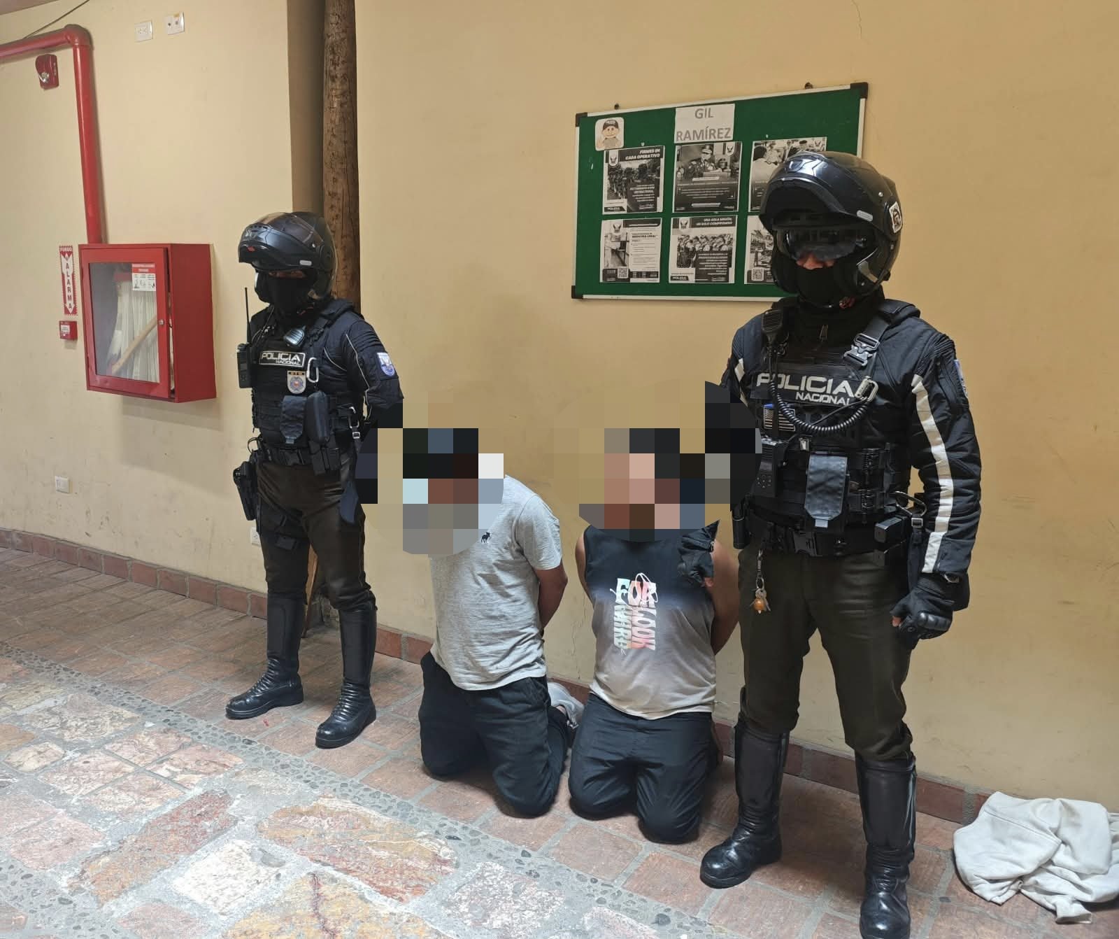 La Policía Nacional detuvo a dos personas por robo de un celular en Cuenca. Foto: X