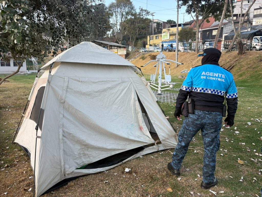 Agentes de la Guardia Ciudadana retiraron a personas que pernoctaban en carpas en un parque de la ciudad. /Cortesía