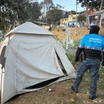 Agentes de la Guardia Ciudadana retiraron a personas que pernoctaban en carpas en un parque de la ciudad. /Cortesía