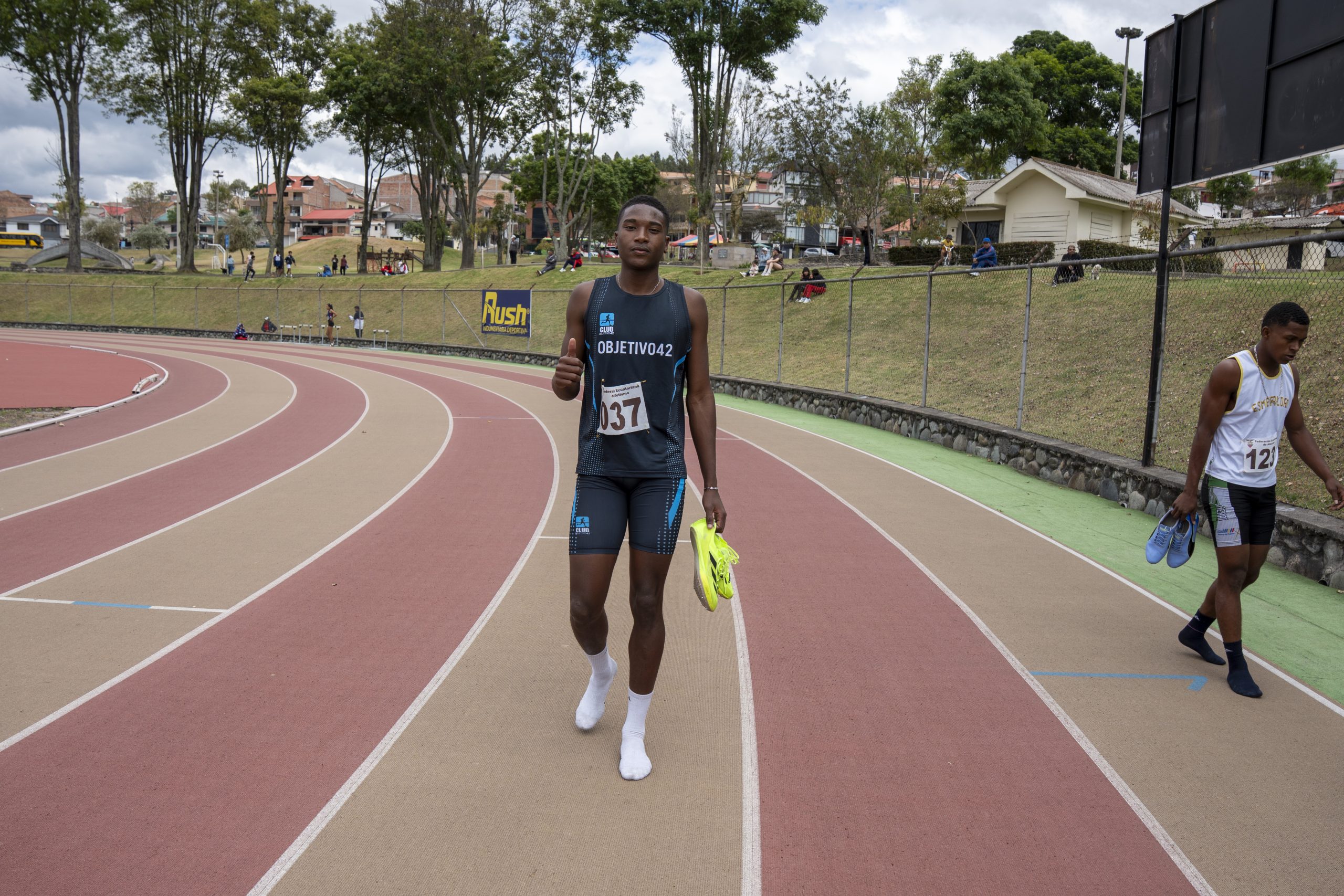 El velocista Stiven Méndez se impuso en los 100 metros planos del Campeonato Nacional de Atletismo Sub-18, disputado en Cuenca. JRO