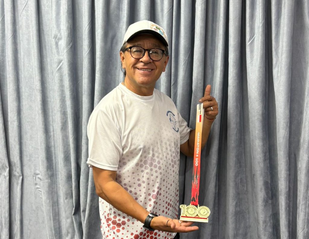Juan Pilataxi con su reconocimiento. Foto: Cortesía