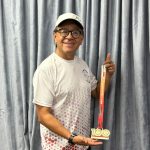 Juan Pilataxi con su reconocimiento. Foto: Cortesía