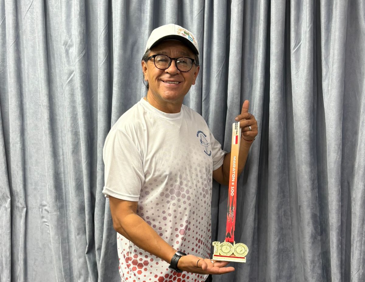 Juan Pilataxi con su reconocimiento. Foto: Cortesía